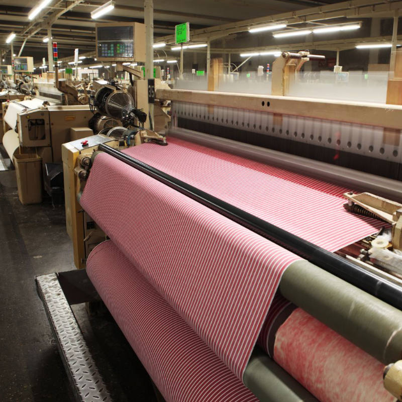 Maschine, die Textilien herstellt in Fabrik