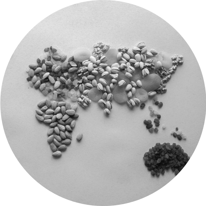 Weltkarte aus Nüssen und Trockenobst zum Thema Ernährungssouveränität
