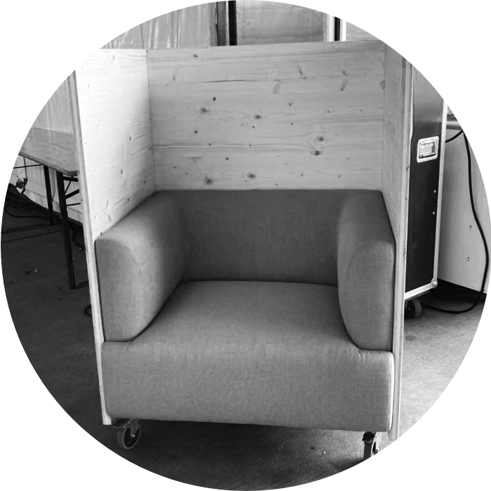 Sessel mit Holzwand